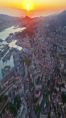  Güney Fransa 'nın Akdeniz kıyısındaki liman şehrinin havadan görüntüsü. Toulon 'un renkli evleri olan Marina Limanı' ndaki gemi ve tekneli havadan görüntüsü. Güzel binalar ve renkli evler.