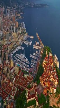  Monako şehir merkezinin havadan görünüşü. Monako Körfezi, Palais Princier de Monaco ve Monte Carlo 'nun lüks apartmanlarında lüks yatlar sergileniyor..