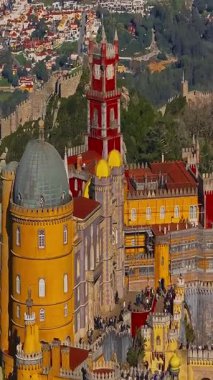  Sintra, Lizbon, Portekiz 'deki ünlü tarihi Pena Sarayı' nın hava manzarası.
