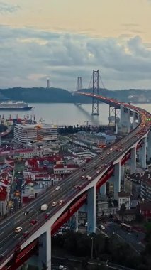  Portekiz, Lizbon 'da gün batımında Tagus Nehri üzerindeki 25 de Abril köprüsünün hava görüntüsü.