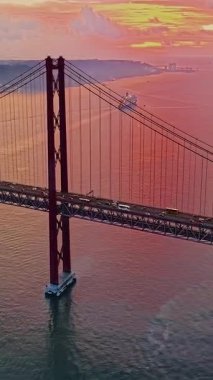  Portekiz, Lizbon 'da gün batımında Tagus Nehri üzerindeki 25 de Abril köprüsünün hava görüntüsü.