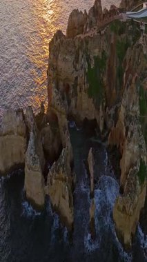  Lagos, Algarve, Portekiz 'deki Camilo plajının hava manzarası..