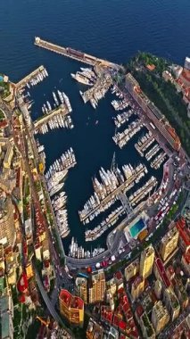  Monte Carlo, Monaco 'daki trafiğin kuş bakışı görüntüsü. Ünlü Formula 1 Grand Prix Pisti. Monako şehrinin havadan görünüşü. Monaco körfezine demirlemiş lüks yatlar sergileniyor..