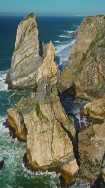  Issız, vahşi sahil manzaralı Ursa. Atlantik Okyanusu kıyısındaki Rocky plajı Praia da Ursa plajı, Portekiz.