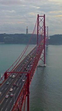  Portekiz, Lizbon 'da gün batımında Tagus Nehri üzerindeki 25 de Abril köprüsünün hava görüntüsü.