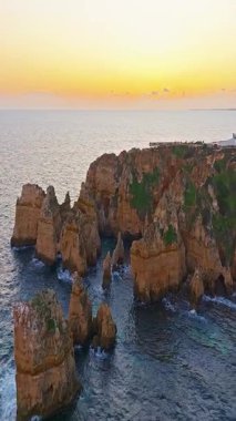  Lagos, Algarve, Portekiz 'deki Camilo plajının hava manzarası..