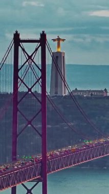  Portekiz, Lizbon 'da gün batımında Tagus Nehri üzerindeki 25 de Abril köprüsünün hava görüntüsü.