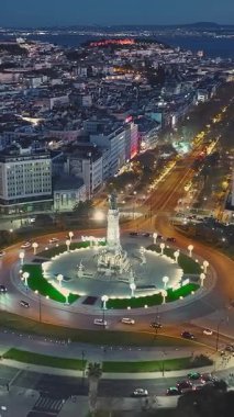  Gece döner kavşağın havadan görünüşü. Lizbon, Portekiz.