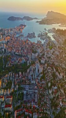  Güney Fransa 'nın Akdeniz kıyısındaki liman şehrinin havadan görüntüsü. Toulon 'un renkli evleri olan Marina Limanı' ndaki gemi ve tekneli havadan görüntüsü. Güzel binalar ve renkli evler.