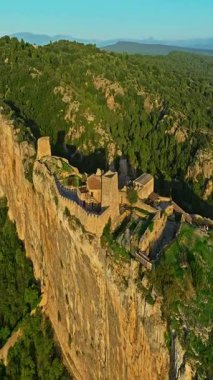  Mornas Kalesi kayalık bir uçurumun tepesinde görkemli bir şekilde duruyor. Mornas Kalesi, Fransa 'nın Vaucluse bölgesinde aynı isimde bir ortaçağ kalesi..