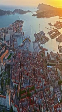  Güney Fransa 'nın Akdeniz kıyısındaki liman şehrinin havadan görüntüsü. Toulon 'un renkli evleri olan Marina Limanı' ndaki gemi ve tekneli havadan görüntüsü. Güzel binalar ve renkli evler.