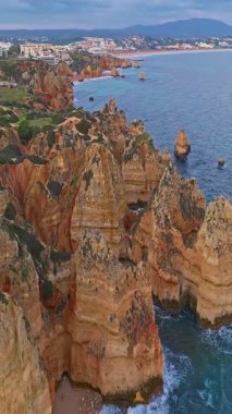  Lagos, Algarve, Portekiz 'deki Camilo plajının hava manzarası..