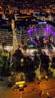  Cannes 'da kumsal manzaralı ve geceleri lüks binalar olan bir hava videosu. Cannes 'da prestijli bir gece hayatı. Cote Azur, Fransız Rivierası 'ndaki en renkli mekanlarıyla tanınan Cannes..