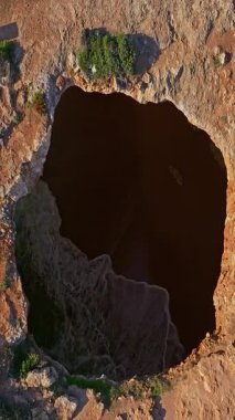  Benagil Mağarası 'nın havadan görünüşü, Portekiz, Algarve' deki dairesel uçurum üstü delikten görülüyor..