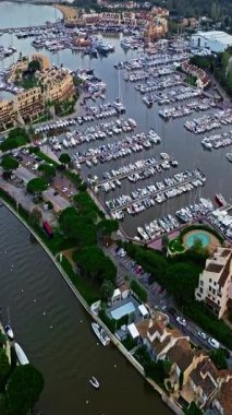  Fransa 'nın güneydoğusundaki Port Grimaud, Provence Alpes Cote Azur bölgesinin hava görüntüsü. Fransız Rivierası 'ndaki güzel marina. Grimaud Limanı 'ndaki renkli evler ve tekneler.