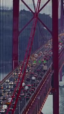  Portekiz, Lizbon 'da gün batımında Tagus Nehri üzerindeki 25 de Abril köprüsünün hava görüntüsü.