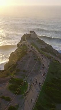  Nazare Deniz fenerinin hava manzarası. Dünyanın en büyük dalgaları çarpıcı deniz fenerinin kayalarına çarpıyor. Portekiz.