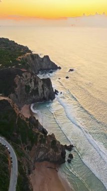  Yel değirmeni ve pitoresk çatıları olan küçük köyün havadan görünüşü, Aldatmaca, Portekiz.