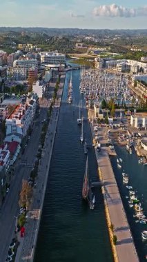  Lagos, Algarve, Portekiz 'in merkezinin havadan görünüşü.