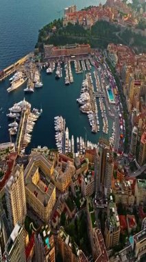  Monako şehir merkezinin havadan görünüşü. Monako Körfezi, Palais Princier de Monaco ve Monte Carlo 'nun lüks apartmanlarında lüks yatlar sergileniyor..