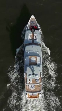  Modern beyaz yatın hava görüntüsü. Yaşam tarzı lüks yelkenli, hava aracı kuruyor. Motor yatı hareket halinde, ailesi ve arkadaşları yatta..