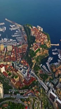  Monte Carlo, Monaco 'daki trafiğin kuş bakışı görüntüsü. Ünlü Formula 1 Grand Prix Pisti. Monako şehrinin havadan görünüşü. Monaco körfezine demirlemiş lüks yatlar sergileniyor..