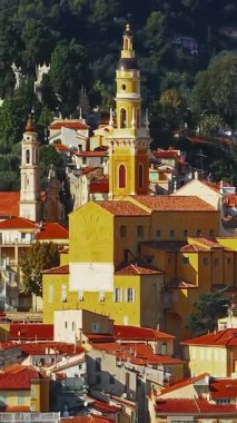  Menton, Fransa 'nın havadan görünüşü. Yazın renkli Menton kasabası, tarihi binalar ve gün batımında güzel plajlar. Tarihi kilisenin ve renkli çatıların hava görüntüleri..