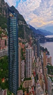  Monako şehir merkezinin havadan görünüşü. Monako Körfezi, Palais Princier de Monaco ve Monte Carlo 'nun lüks apartmanlarında lüks yatlar sergileniyor..