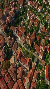  Gök mavisi sahildeki Var departmanındaki Hyeres şehrinin tarihi merkezinin havadan görünüşü ve evleri.