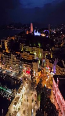  Cannes 'da kumsal manzaralı ve geceleri lüks binalar olan bir hava videosu. Cannes 'da prestijli bir gece hayatı. Cote Azur, Fransız Rivierası 'ndaki en renkli mekanlarıyla tanınan Cannes..