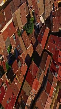  Gök mavisi sahildeki Var departmanındaki Hyeres şehrinin tarihi merkezinin havadan görünüşü ve evleri.