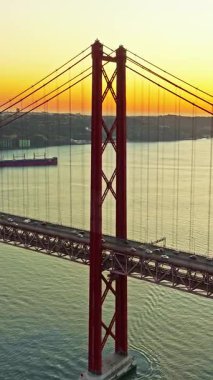  Portekiz, Lizbon 'da gün batımında Tagus Nehri üzerindeki 25 de Abril köprüsünün hava görüntüsü.