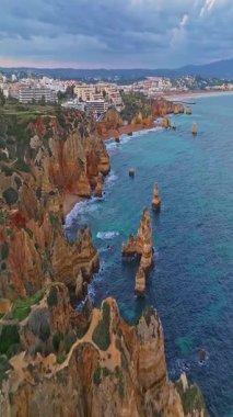  Lagos, Algarve, Portekiz 'deki Camilo plajının hava manzarası..