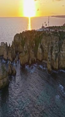  Lagos, Algarve, Portekiz 'deki Camilo plajının hava manzarası..