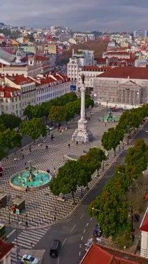 Lizbon, Portekiz - 10.07.2025 - Lizbon Portekiz 'deki Dom Pedro IV Meydanı' nın hava görüntüsü. 