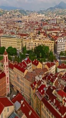  Tarihi şehir manzarasının havadan görünüşü. Güzel, Fransa, Fransız Rivierası.