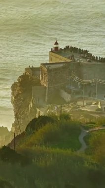  Nazare Deniz fenerinin hava manzarası. Dünyanın en büyük dalgaları çarpıcı deniz fenerinin kayalarına çarpıyor. Portekiz.