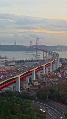  Portekiz, Lizbon 'da gün batımında Tagus Nehri üzerindeki 25 de Abril köprüsünün hava görüntüsü