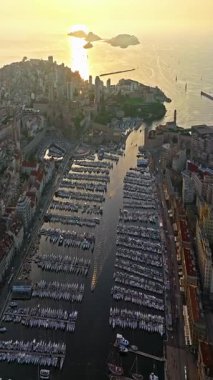 Sabah güneşinde Marsilya şehrinin havadan görünüşü. Fransız şehrinin çatıları. Bir sürü insan kıyı kasabasında geziniyor. Fransa 'nın güneyindeki Marsilya' nın insansız hava aracı görüntüsü.