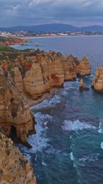  Lagos, Algarve, Portekiz 'deki Camilo plajının hava manzarası..
