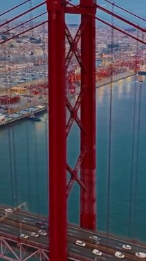  Portekiz, Lizbon 'da gün batımında Tagus Nehri üzerindeki 25 de Abril köprüsünün hava görüntüsü.