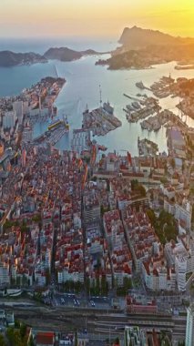  Güney Fransa 'nın Akdeniz kıyısındaki liman şehrinin havadan görüntüsü. Toulon 'un renkli evleri olan Marina Limanı' ndaki gemi ve tekneli havadan görüntüsü. Güzel binalar ve renkli evler.