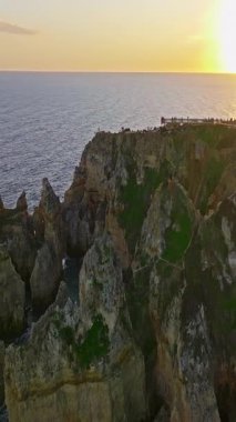  Lagos, Algarve, Portekiz 'deki Camilo plajının hava manzarası..