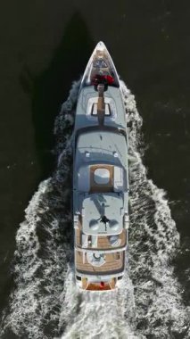  Modern beyaz yatın hava görüntüsü. Yaşam tarzı lüks yelkenli, hava aracı kuruyor. Motor yatı hareket halinde, ailesi ve arkadaşları yatta..