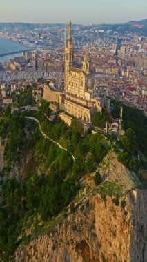  Notre Dame de la Garde 'ın ya da güney Fransa' da günbatımında Muhafız Kilisesi 'nin hava manzarası. Sıcak yaz akşamı ışığı Marsilya şehir manzarasını aydınlatıyor..