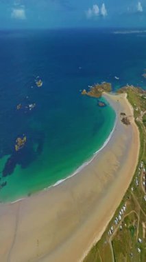 Yazın Amiets 'in gökyüzü manzarası. Brittany, Cleder, Fransa' da kayalar var.