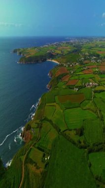  Güzel deniz manzarası, güzel kayalık kıyı, Fransa 'daki insansız hava aracı manzarası. Mavi okyanustaki kayaların üzerinden uçan dalgaların görüntüsü. Okyanus dalgaları çok güzel bir kumsal manzarası var..