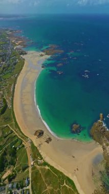 Yazın Amiets 'in gökyüzü manzarası. Brittany, Cleder, Fransa' da kayalar var.