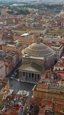  Roma, İtalya 'daki Pantheon cephesi, antik ebedi tapınağa inen havadan. Roma 'nın çatılarının havadan görünüşü. Dünyanın her yerinden kepçelerle en çok ziyaret edilen yerlerden biri..