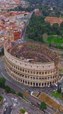 Roma, İtalya - 08.08.2025: Roma Kolezyumu kalıntıları. Kolezyumun hava görüntüsü.